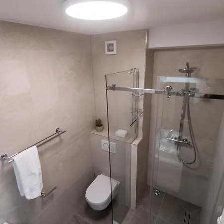 Mark's Place Luxury With Free Private Garage Apartment