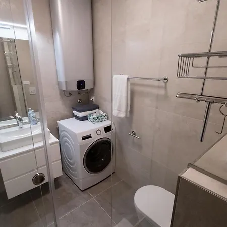 Mark's Place Luxury With Free Private Garage Apartment