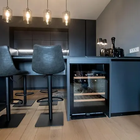 Mark'S Place Luxury Apartment With Free Private Garage Apartmán