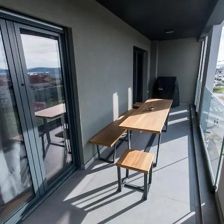 Mark'S Place Luxury Apartment With Free Private Garage Apartmán